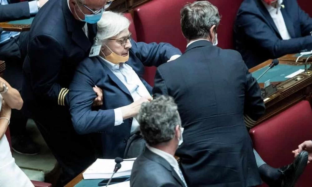 "Σηκωτό" έβγαλαν βουλευτή από την Ιταλική βουλή επειδή έβριζε